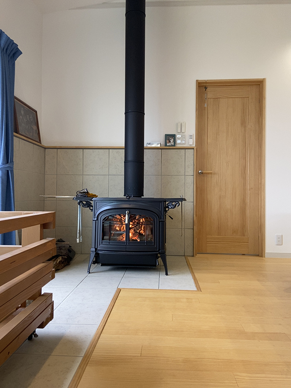 薪ストーブは火を入れればあっという間に室内が暖かくなります