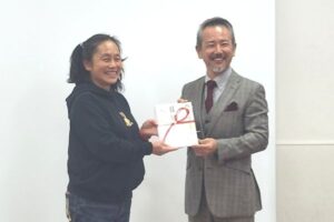 目録を渡す田村