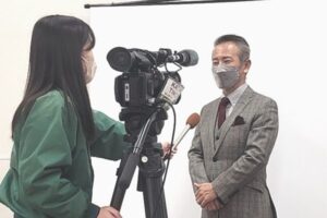 取材に緊張する田村