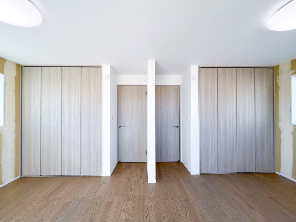 間仕切りをすれば２部屋にも分けられる洋室