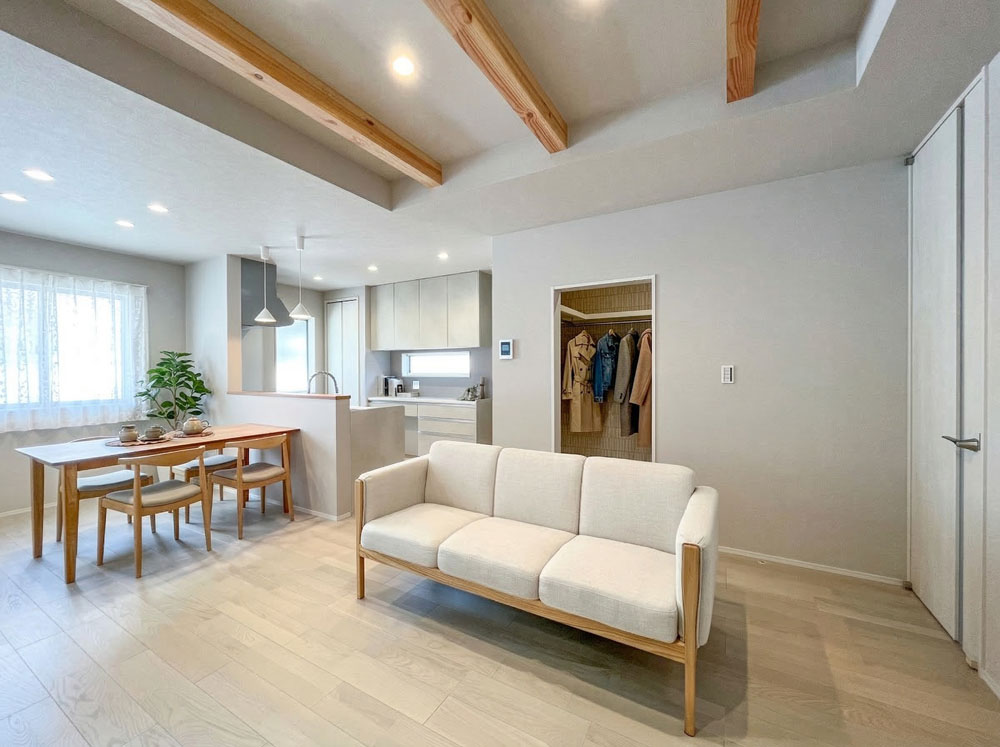 折り上げ天井×化粧梁で開放的なLDK