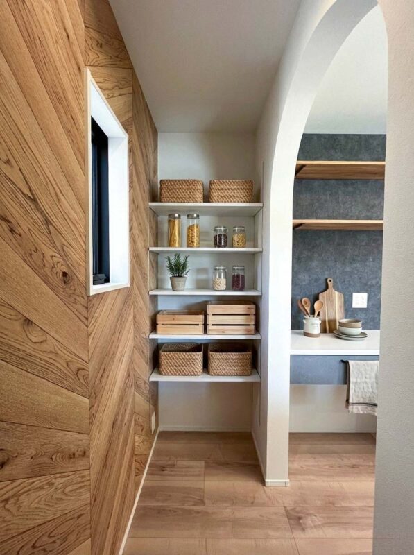 冷蔵庫用スペースを備えたパントリー（小物は設置イメージです）