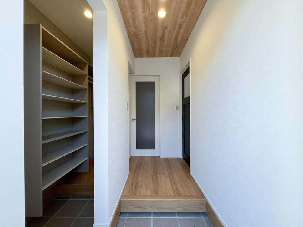 【玄関】玄関クローク/人感センサー照明/電気錠