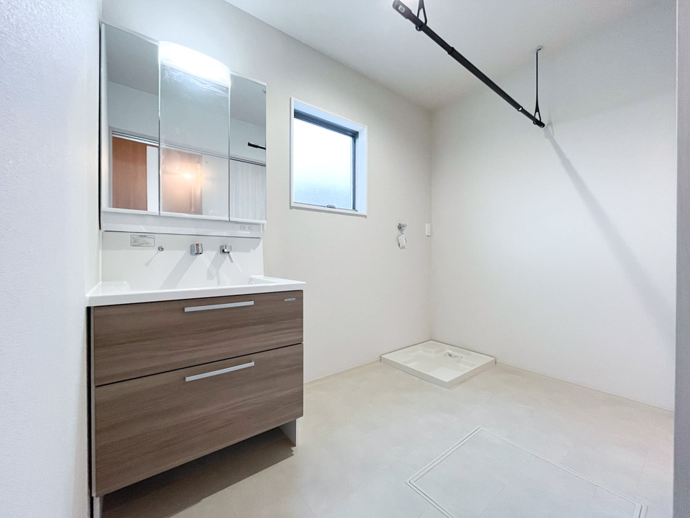 ゆとりのある1.5帖の洗面室