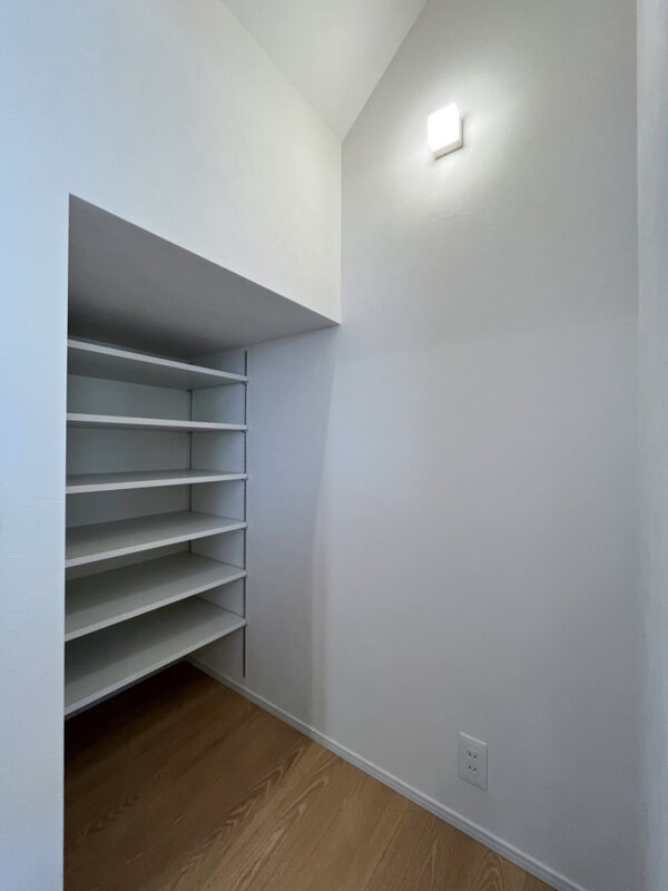 冷蔵庫横のパントリー＆階段下の収納でキッチン周りの収納が充実！