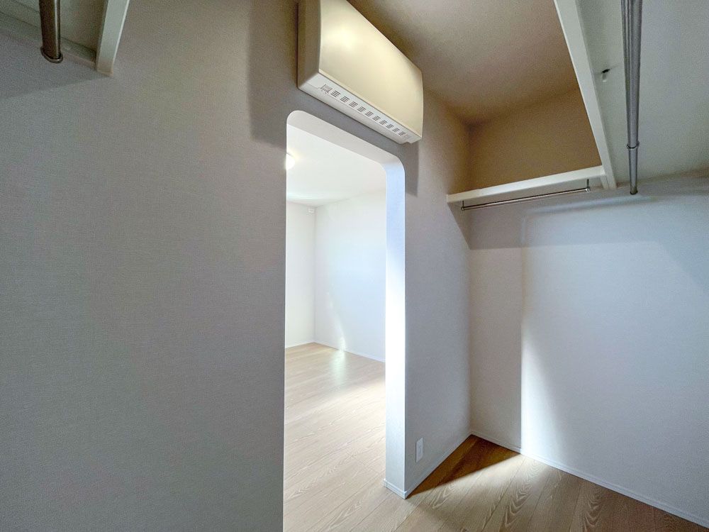 主寝室は暮らしを整えるWIC付き。３面の収納で収容力抜群◎