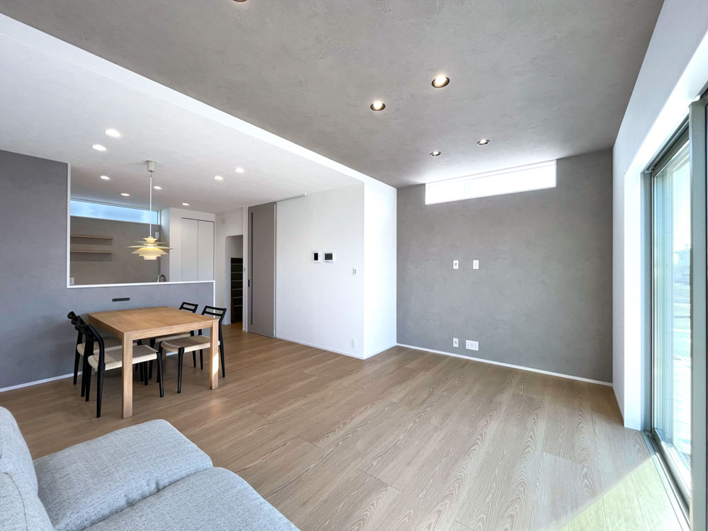 ワイドサッシから差し込む自然光で明るく開放的◎