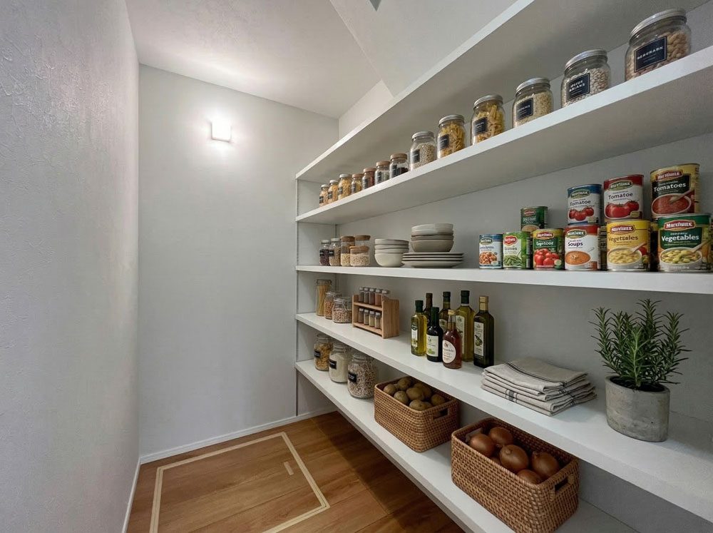 キッチン横で調理の動線◎大容量のパントリー