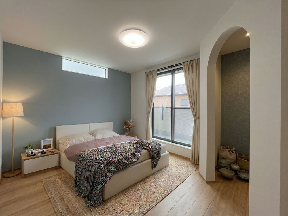 バルコニーに面した主寝室。収納にも書斎にもカスタムできるWIC併設