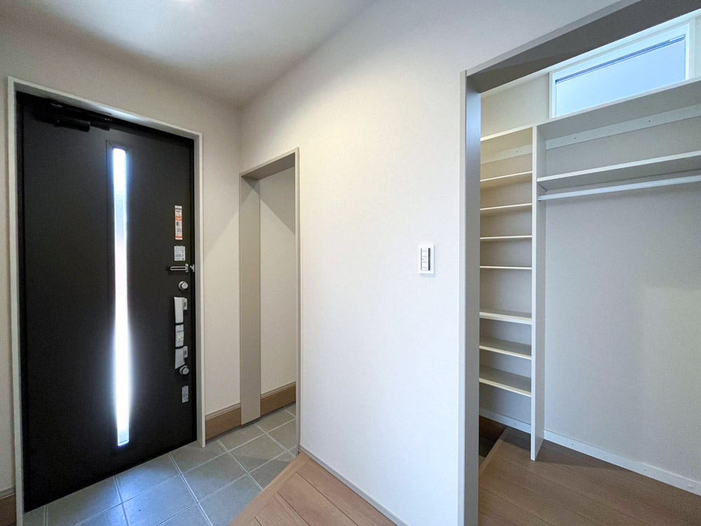 【玄関】玄関クローク/人感センサー照明/電気錠