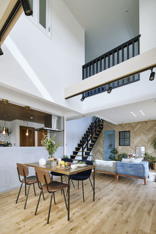 年中快適な吹き抜け×<br>カリフォルニアスタイルの家