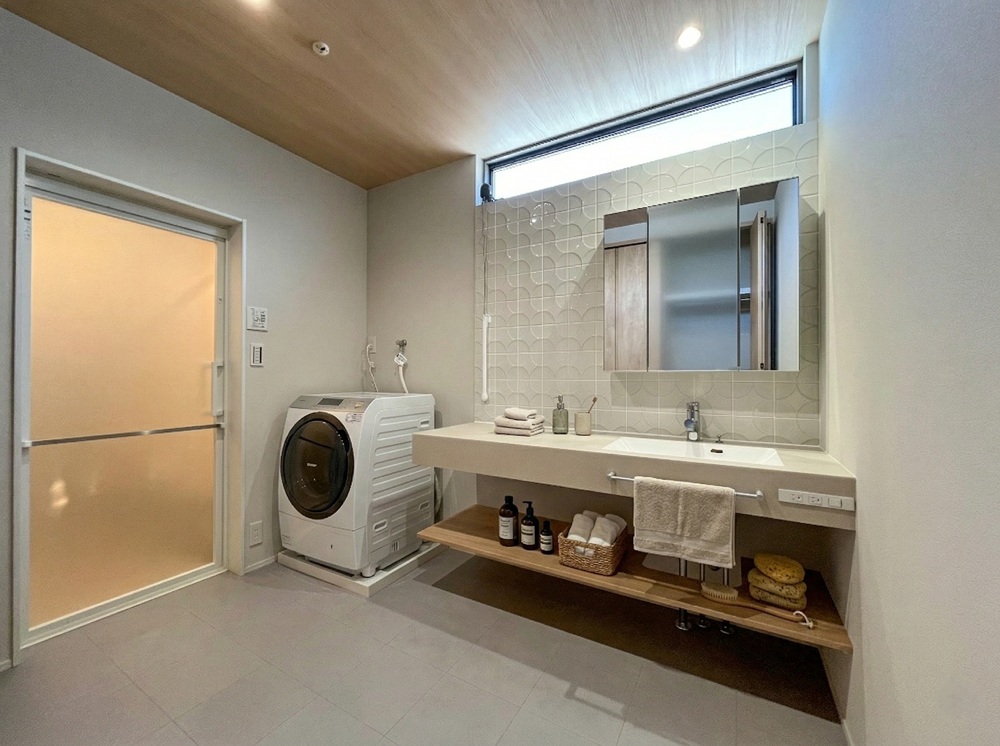 広々4.5 帖の洗面室(収納含む)