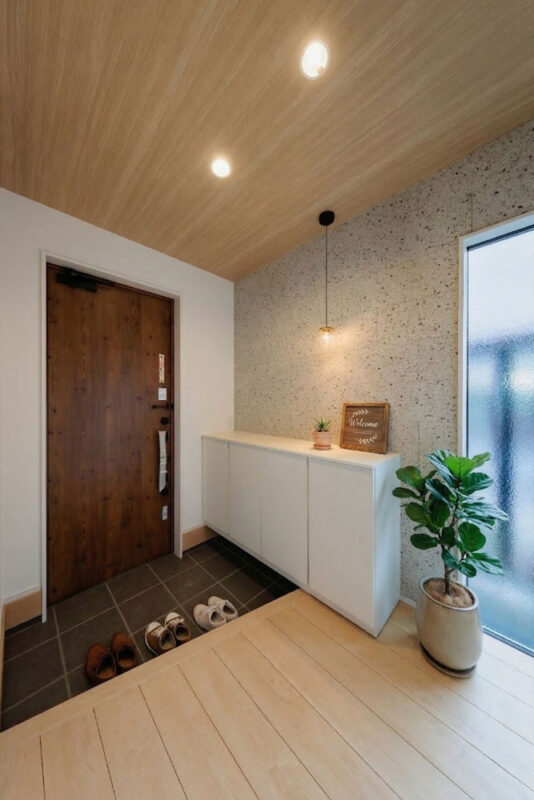 日の光が差し込む明るい玄関