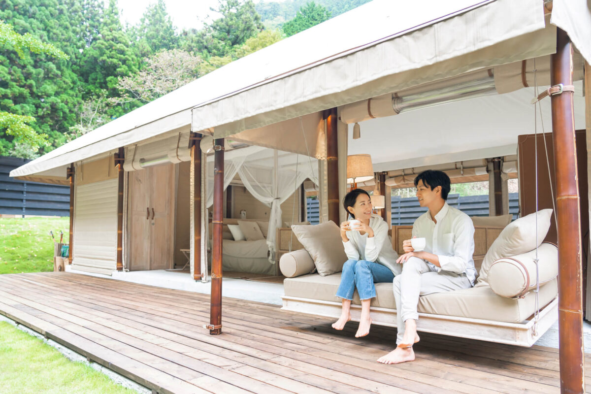 アウトドアリビングで暮らしが広がる！メリットや注意点のほか、建築事例も紹介！