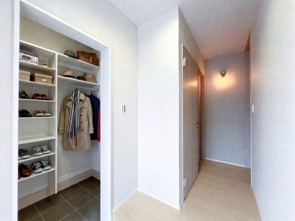 収納充実な玄関クローク