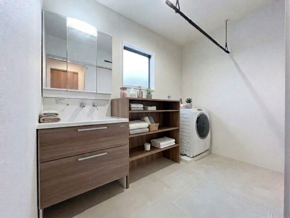 ゆとりのある1.5帖の洗面室