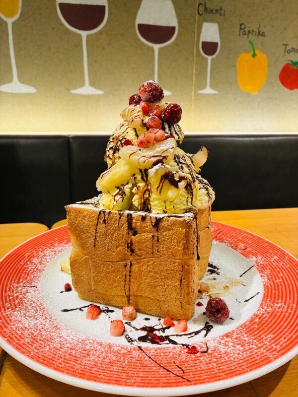 分厚いトーストと、山盛りの幸福