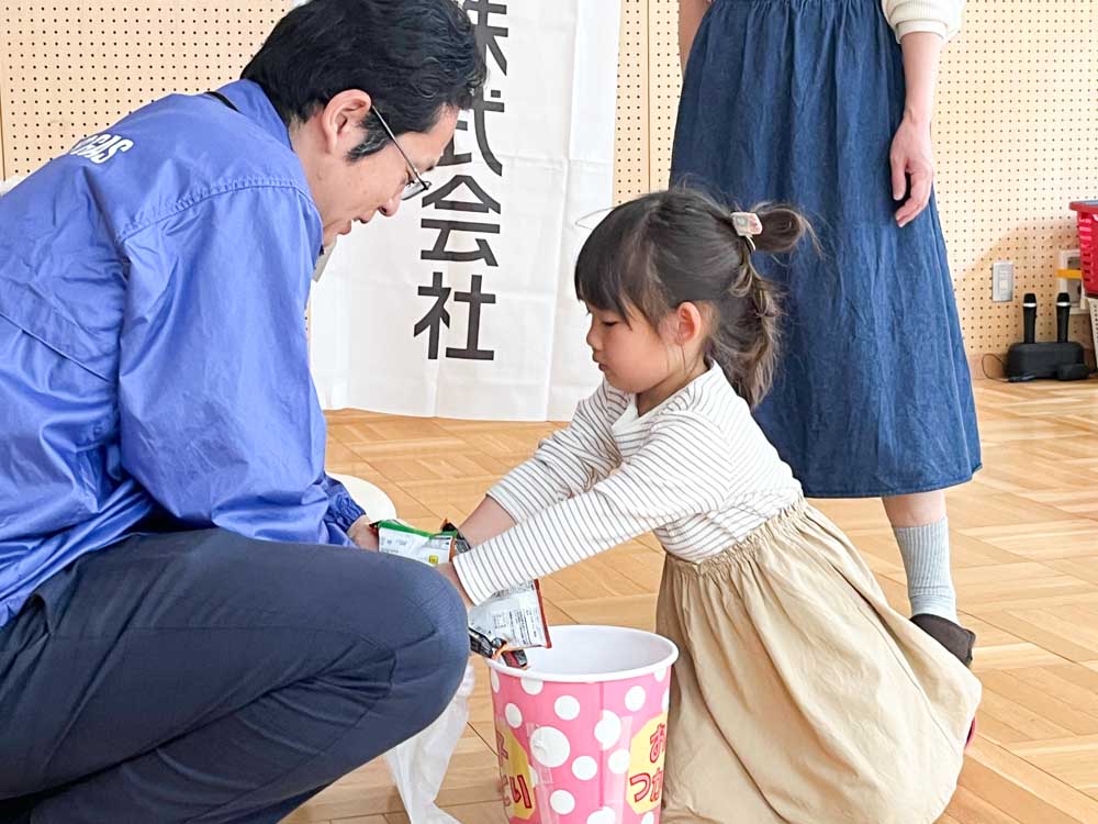 お菓子つかみ取りの様子